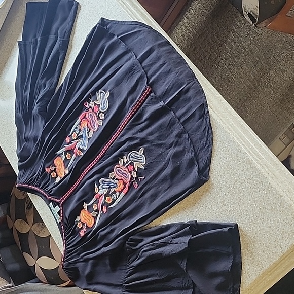 Gorgeous Black Tunic Tiered Flowy Sleeves With Embroidered Front - Picture 4 of 11